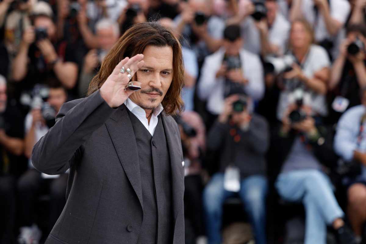 Johnny Depp saludando cine actor