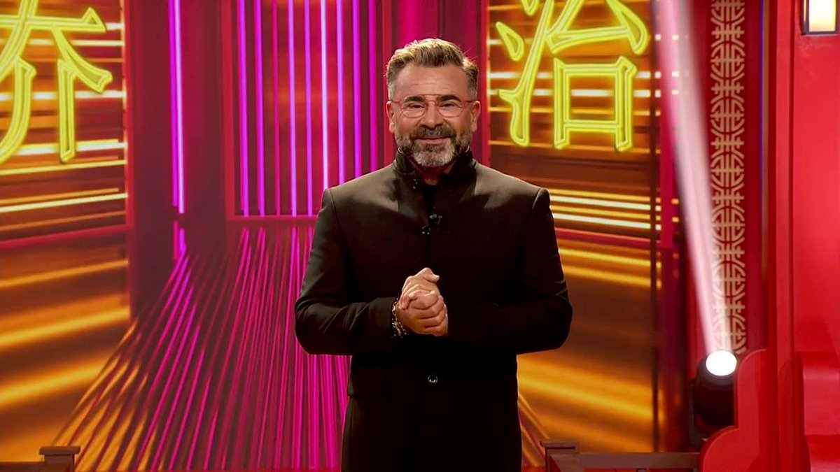 Jorge Javier Vázquez frente a 'El Hormiguero' con sus 'Cuentos Chinos'.