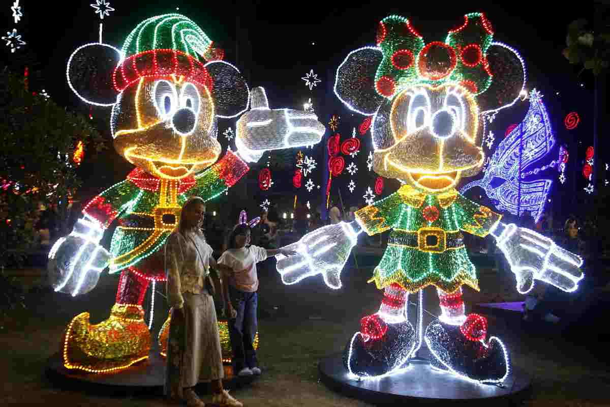 Mickey y Minnie Mouse, dos figuras de Disney, en un jardín de Medellín.
