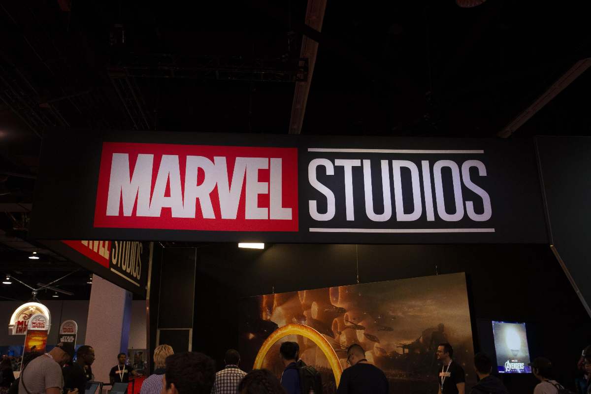 Cartel de Marvel Studios en una exposición de París.
