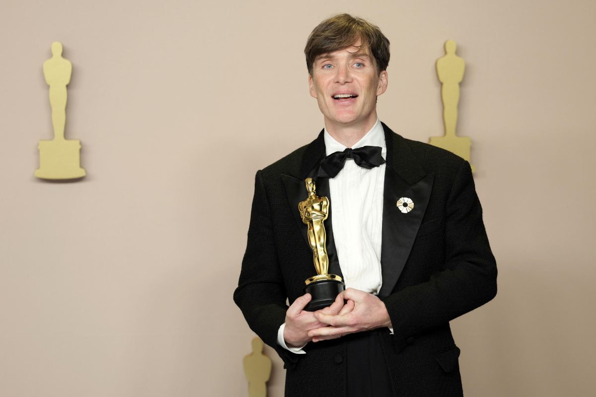Murphy posa con el Oscar en el Photocall.