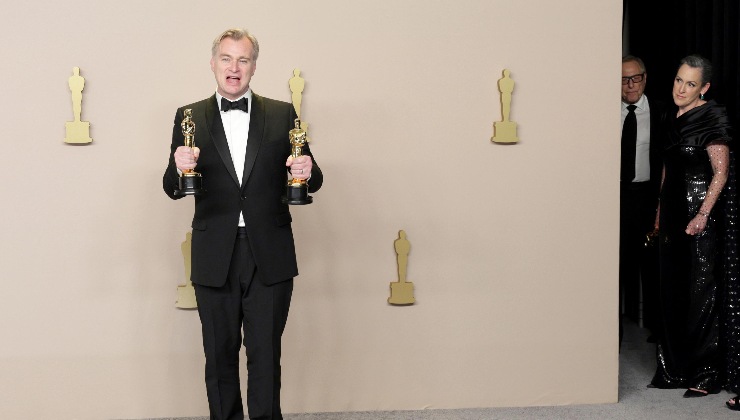 Nolan posa con sus dos Oscar ganados en la noche de ayer.